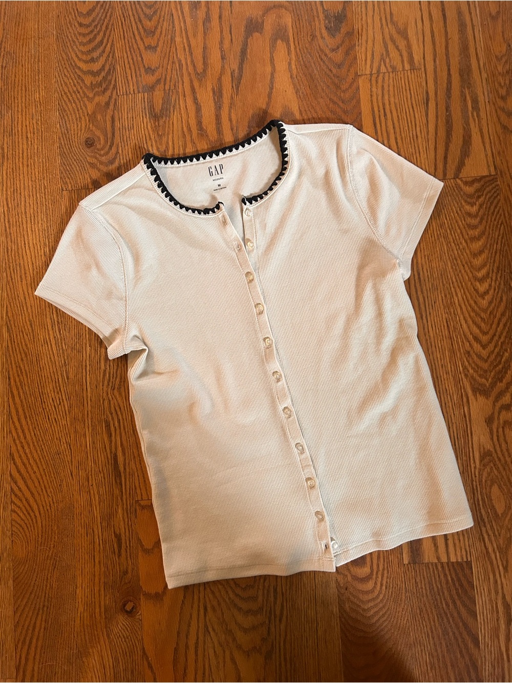 Modern Rib Button front crew tshirt, Medium - Picture 6 of 8